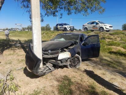 Joven choca contra camellón y poste tras perder el control de su vehículo en Piedras Negras