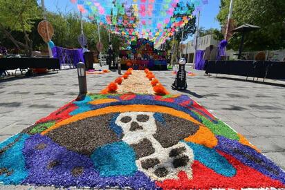 Nava rinde homenaje con altar de Día de Muertos a destacados ciudadanos