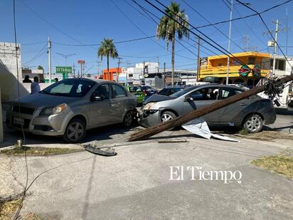 Estudiantes de la FIME salen ilesos tras aparatoso accidente en Monclova