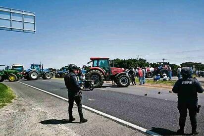 Agricultores mantienen bloqueo en la carretera Salamanca-Celaya