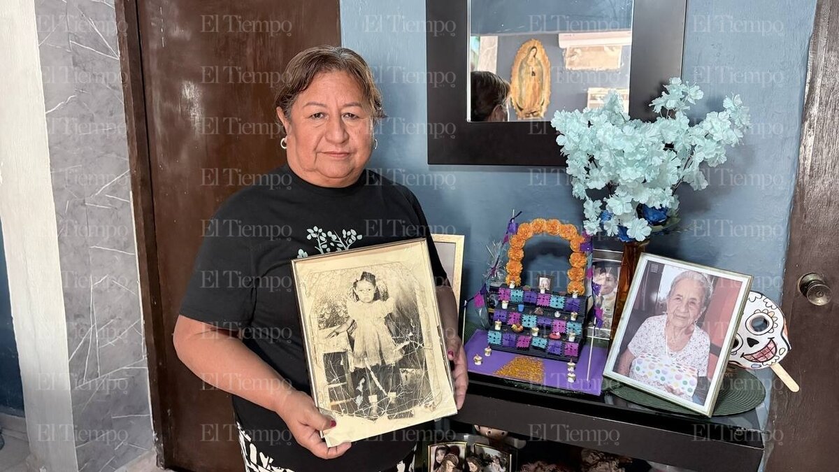 Velia hermana de Ramoncita cada año coloca un altar para ella y sus difuntos padres. 