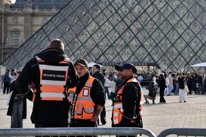 Liberan a uno de los sospechosos del robo de joyas en el Louvre