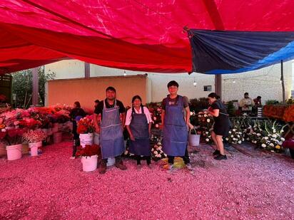 Flores y tradición: una familia hidalguense que por más de 40 años ha vendido flores en el panteón Guadalupe