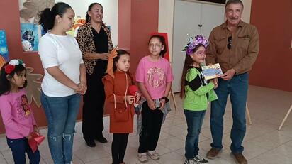 Niños inauguran exposición infantil “Calaveras y Calabazas” en Múzquiz