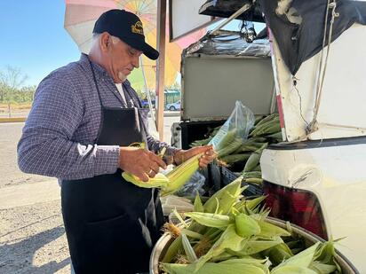 Vendedor de elotes en Nueva Rosita aumenta ventas Día Muertos