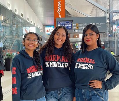 Normalistas emprenden su viaje al extranjero para dar clases en Murcia y España 