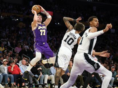 Wemby limitado por la marca doble de Lakers en derrota