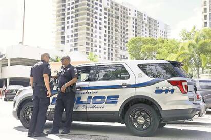 Coche fuera de control embiste a multitud en bar de Florida