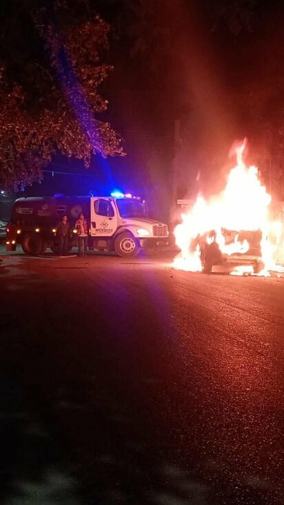 Camioneta Chevrolet  se incendia en centro de Múzquiz