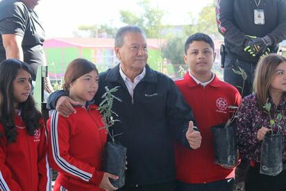 Alcalde Óscar Ríos impulsa reforestación y educación en escuelas locales