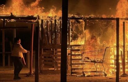 Incendio afecta tejabanes en estacionamiento de centro comercial en Villas del Carmen