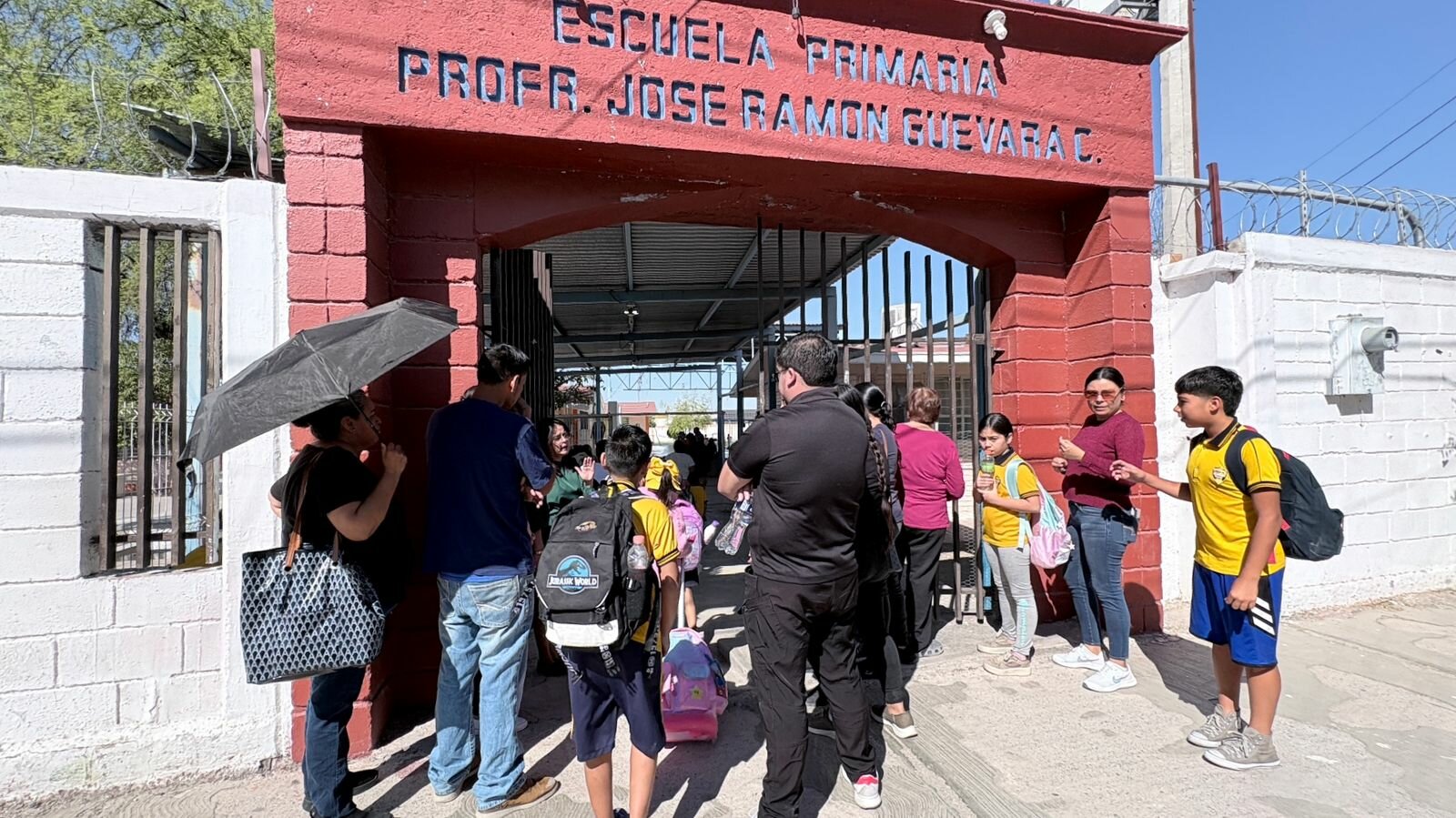 Padres protestan por falta de maestra fija en la Ramón Guevara