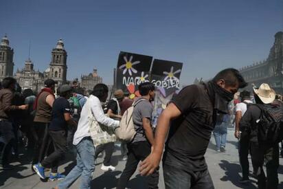 Manifestantes derriban vallas de Palacio Nacional; hay enfrentamientos