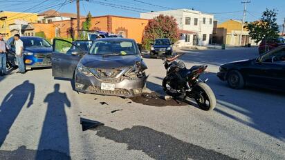 Motociclistas salen proyectados tras choque en cruce de la Zona Centro de Frontera