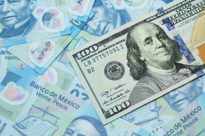 Dólar opera al alza frente al peso este martes