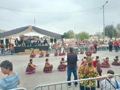 Sabinas celebra con éxito desfile del 20 de noviembre