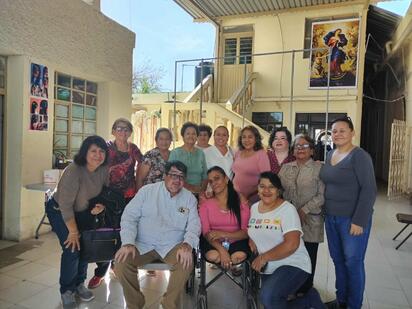 Lucy vuelve a casa tras dos años de lucha y esperanza al perder sus piernas