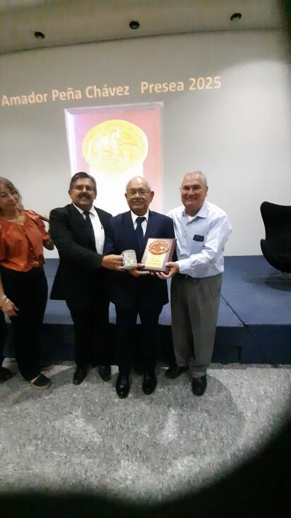 Colegio de Historia otorga presa a Amador Peña Chávez