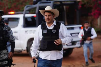 Asesino de Carlos Manzo fue abatido por escolta con su propia arma, revela MP
