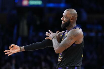 Lakers superan 108-106 al Jazz; Doncic anota 33 y James 17 en su primer juego fuera de casa