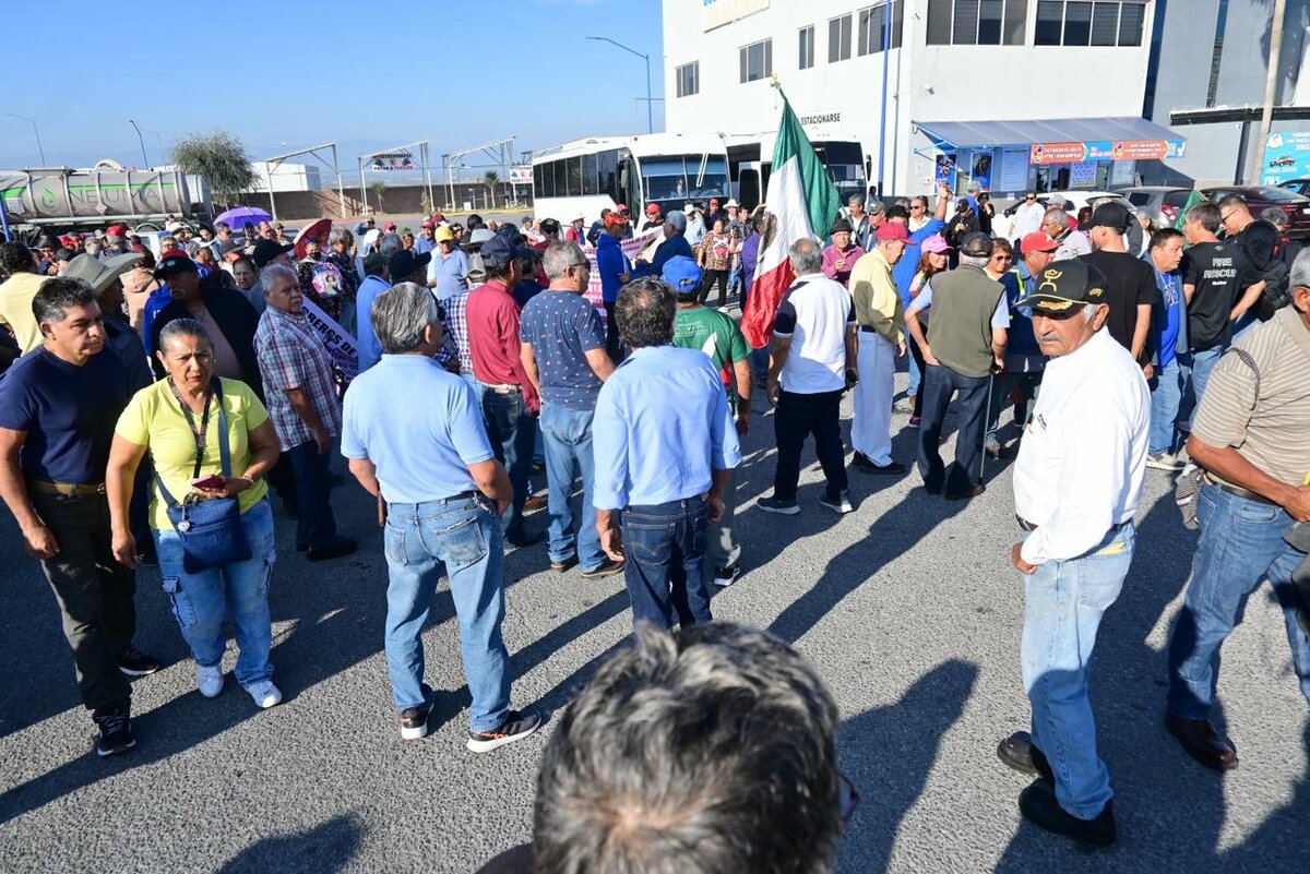 Alrededor de 150 exobreros partieron en marcha por carretera 57 para exigir su pago y solución a AHMSA