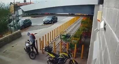 Investigan robo de motocicleta afuera de centro comercial en Palmas