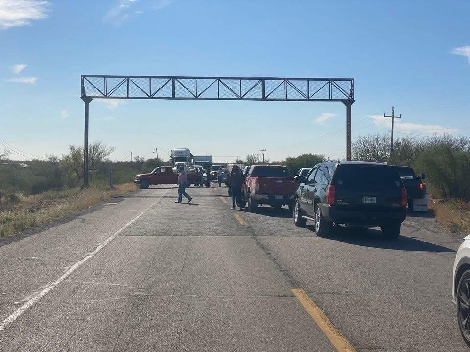 bloqueo : El cierre generó un fuerte caos vial en la región, pues ningún vehículo pudo atravesar el tramo afectado.