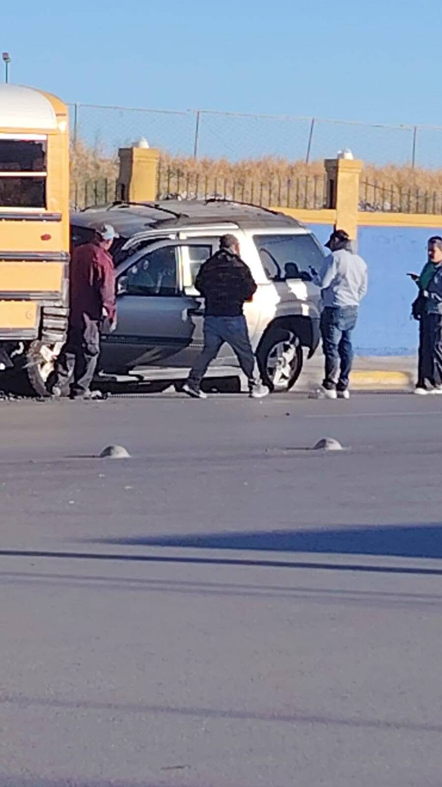 accidente : El impacto fue tan severo que la parte frontal de la camioneta quedó completamente destruida.