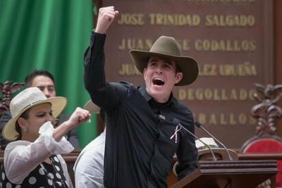 Diputado del “Movimiento del Sombrero” defiende a Grecia Quiroz tras críticas de Noroña