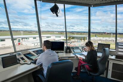 Controladores aéreos protestan por salarios y plazas