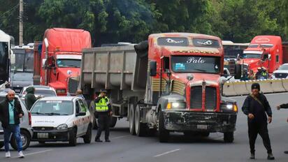 Agricultores y transportistas mantienen bloqueos en carreteras