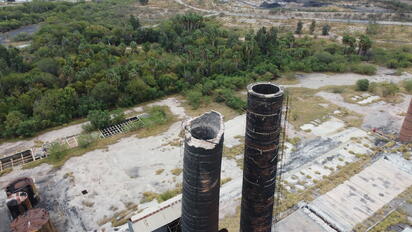 Demuelen chimenea histórica que marcó un siglo en Nueva Rosita