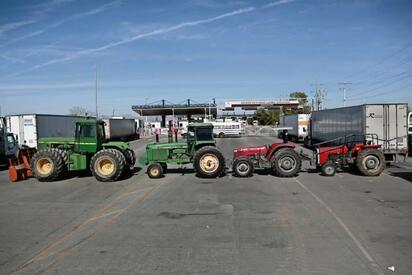 Avanza mesa de trabajo con SEGOB mientras agricultores mantienen cierres fronterizos