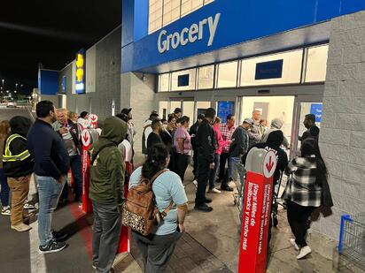 Black Friday desata avalancha de compradores mexicanos en Eagle Pass