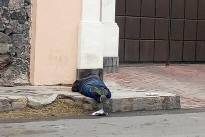 Hombre dormido en banqueta moviliza a la Policía Municipal
