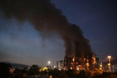 Inicia duelo de tres días por 128 víctimas de incendio en Hong Kong