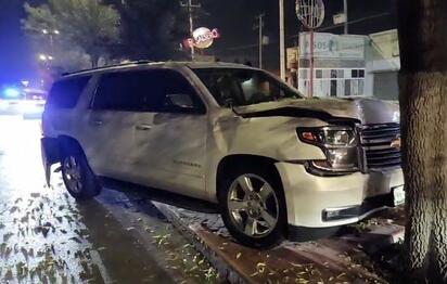 Choque en Las Fuentes deja dos heridos y daños de consideración