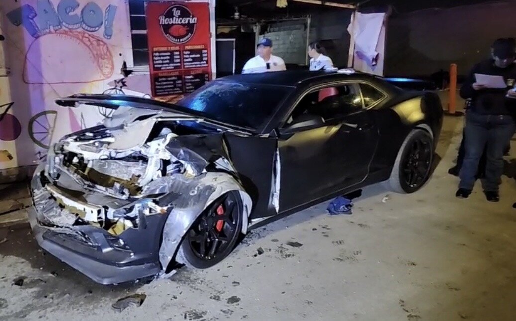 Accidente: El conductor de un Camaro negro, identificado como David “N”, perdió el control de la unidad.