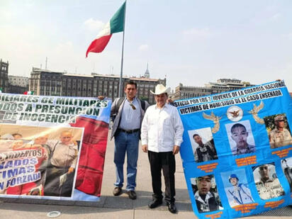 Militares retirados marchan al Zócalo por pensiones y salud