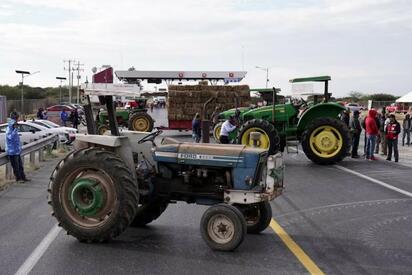 Productores bloquean carreteras en Zacatecas por reforma hídrica