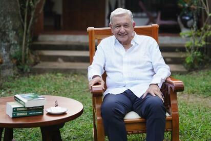 AMLO busca erradicar 'colonización mental' con libro sobre México antiguo