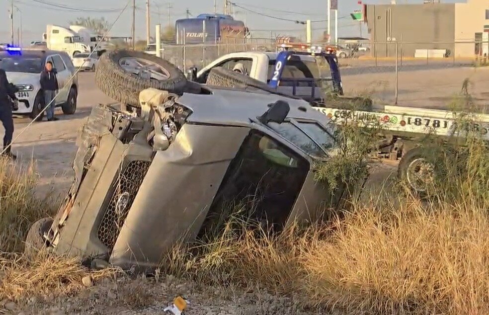 volcadura : Al lugar acudieron rápidamente elementos de los cuerpos de rescate y protección civil.