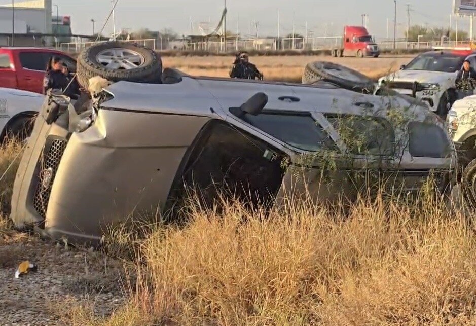 volcadura : Al lugar acudieron rápidamente elementos de los cuerpos de rescate y protección civil.