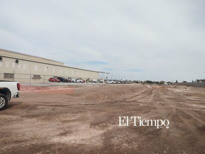 Gobernador visita área donde estará la empresa automotriz Yura