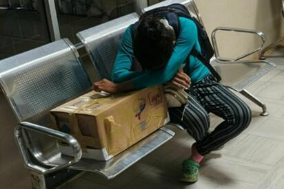 Entrega de bebé fallecida en caja de cartón provoca sanciones en Ecuador
