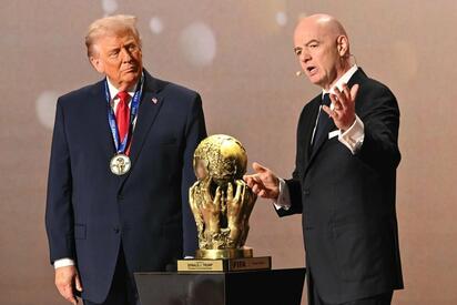 FIFA galardona a Donald Trump con su primer premio de la paz