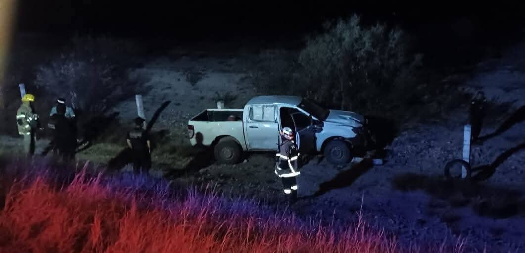 Camioneta sale de la vía en la federal 53