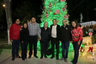 Alcalde Óscar Ríos  enciende el Pino Navideño en la Villa de San Juan de Sabinas