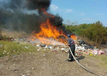 Torreón enfrenta una racha de incendios en lotes baldíos;