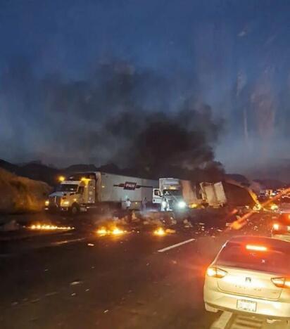 Tractocamión termina calcinado; hay tres lesionados y cierre de autopista Saltillo-Monterrey